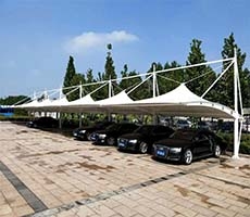 興平泰鑫鋼構(gòu)：膜結(jié)構(gòu)停車棚是如何施工？